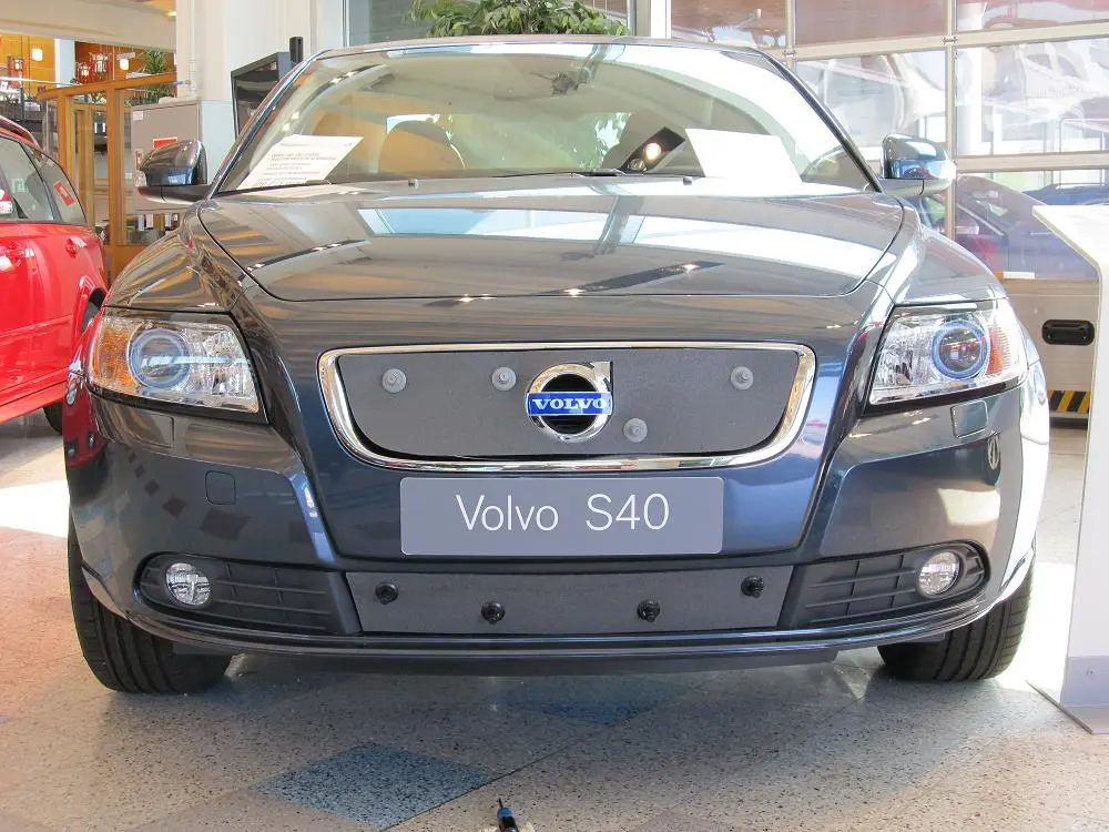 Tammer-Suoja Volvo S40 Vm. 2010-2012 Malleihin Täysin Avoimella Jäähdyttäjän Säleiköllä 2 Tammer-Suoja Volvo S40 Vm. 2010-2012 Malleihin Täysin Avoimella Jäähdyttäjän Säleiköllä